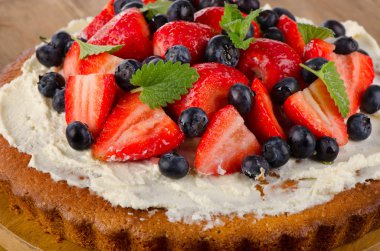 Taze berry kremalı pasta