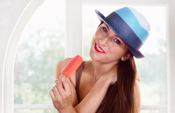 Chica joven con helado —  Fotos de Stock