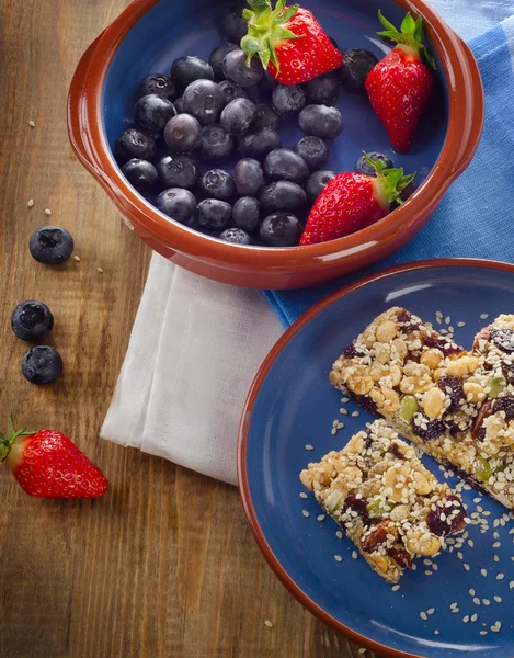 Barras de granola saudáveis com bagas frescas — Fotografia de Stock