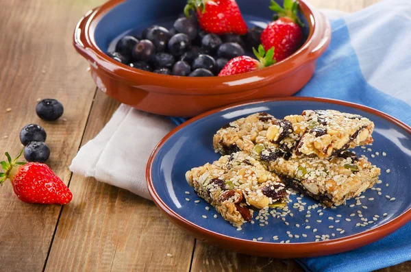 Healthy granola bars with fresh berries — Stock Photo, Image