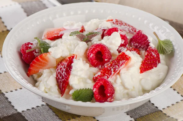 Frischer Quark mit Beeren — Stockfoto