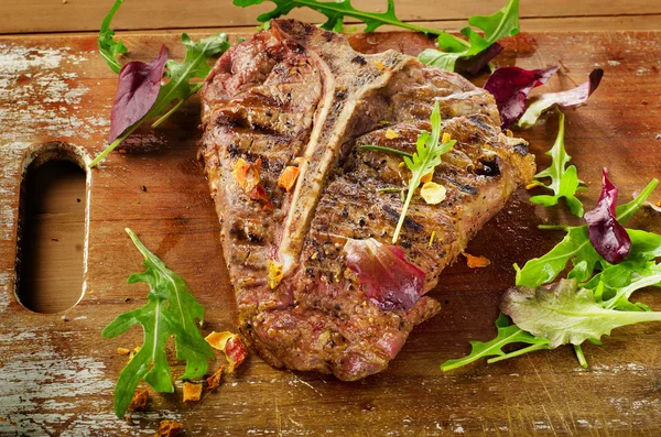 Bistecca con erbe fresche — Foto Stock