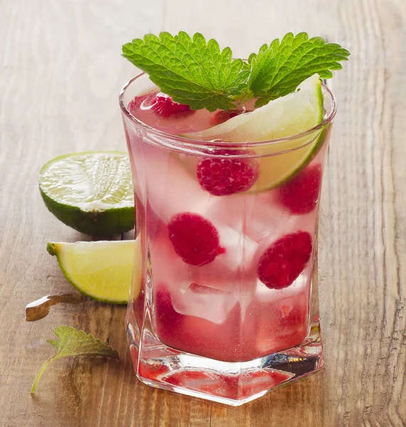 Bebida de verano con frambuesas —  Fotos de Stock