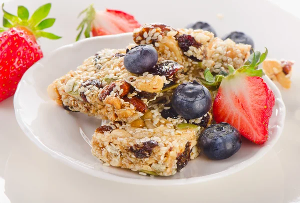 Frutos saudáveis e barras de granola de nozes — Fotografia de Stock