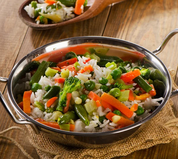 나무 테이블에 야채와 함께 쌀 — 스톡 사진