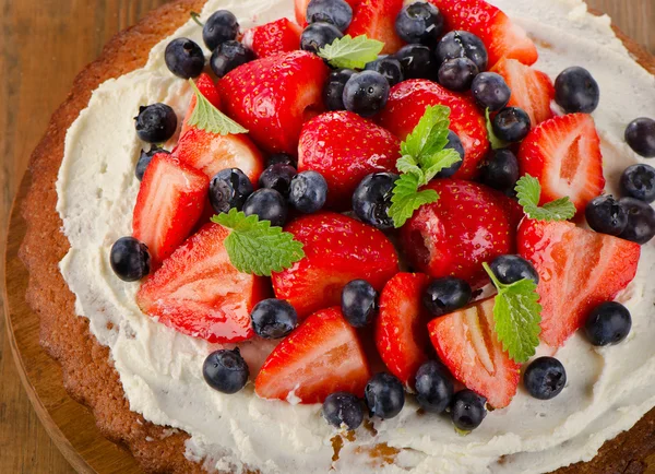 Tarta de crema de fresa y arándano — Foto de Stock