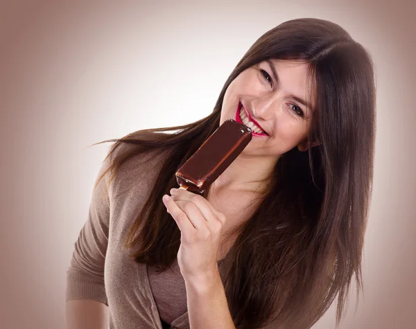 Smiling girl eating ice cream — Stock Photo, Image