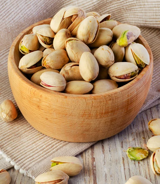 Pistachenoten op een houten tafel — Stockfoto