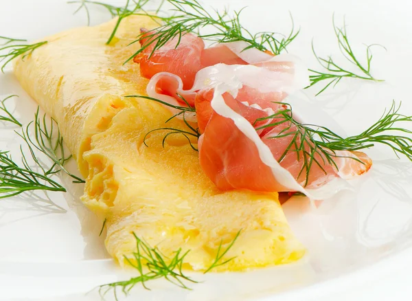 Omlet pastırma sağlıklı kahvaltı ile — Stok fotoğraf