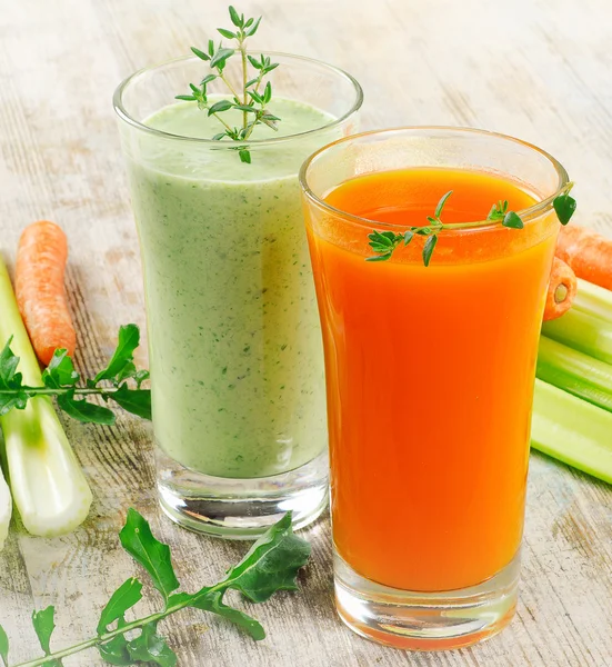 Grön smoothie och morot grönsaksjuice — Stockfoto