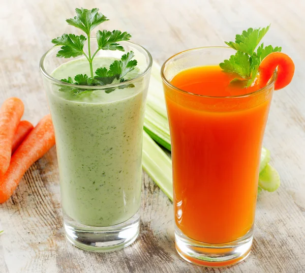 Smoothie vegetal verde e suco de cenoura — Fotografia de Stock