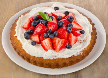 çilek ve yaban mersinli kek krem