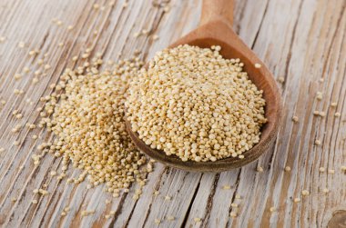 Quinoa tohumlar closeup tahta kaşık içinde