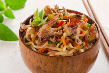 Deniz ürünleri closeup ile pirinç noodle