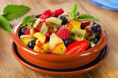 Nane yaprakları ile sağlıklı meyve salatası