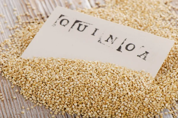 Sementes de quinoa em um fundo de madeira — Fotografia de Stock