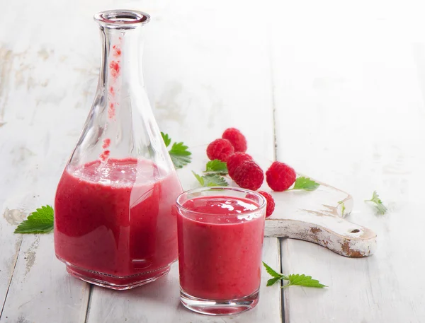 Raspberry smoothie on white wooden table — Stock Photo, Image