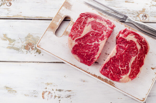 Свежий мясной стейк