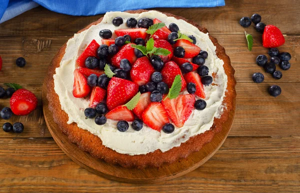 Tarta de crema de fresa y arándano — Foto de Stock