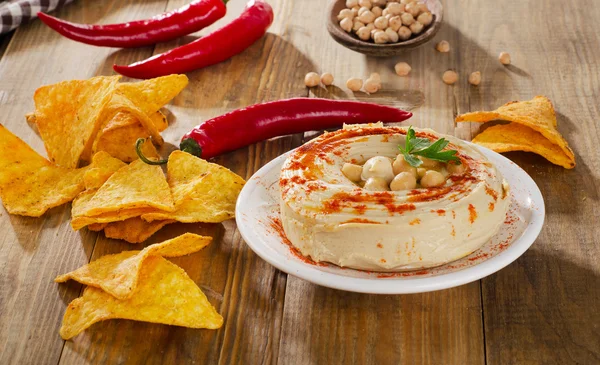 Hummus mit Nachos und Chilischoten — Stockfoto
