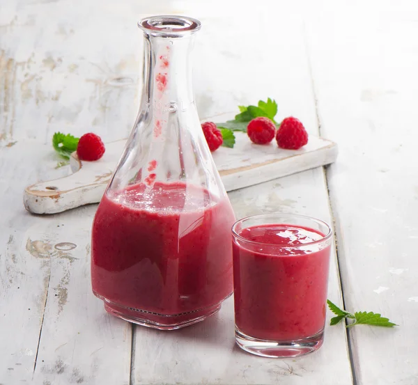 Raspberry smoothie on a wooden table — Stock Photo, Image