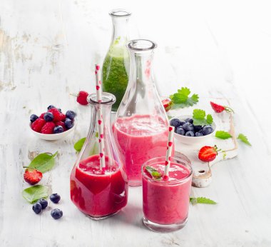 Sağlıklı taze smoothies çilek ile