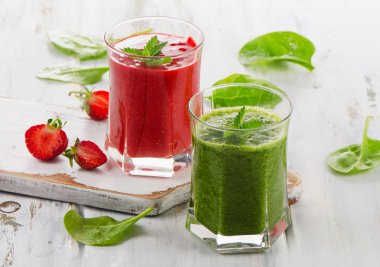 Sağlıklı taze ıspanak ve çilek smoothies