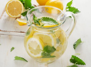 Taze limon ve nane ile su