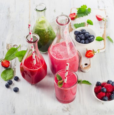 Sağlıklı taze smoothies çilek ile