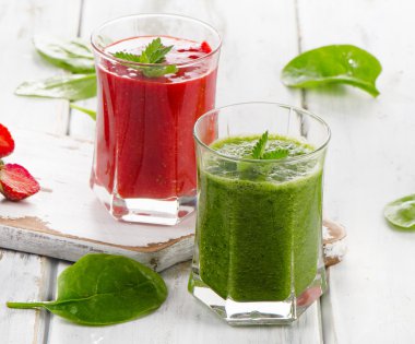Sağlıklı taze ıspanak ve çilek smoothies.