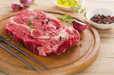 Ahşap masada çiğ biftek..