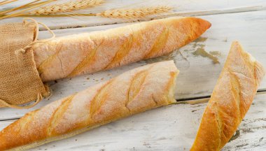 Beyaz bir backrgound üzerinde Fransız baget. 