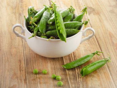 Yeşil bezelye beyaz kase 