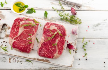 İki ham sığır eti biftek