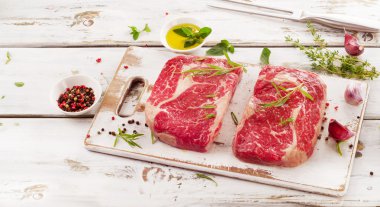 İki ham sığır eti biftek