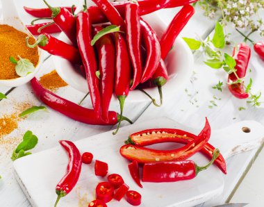 Kırmızı biber otlar yaprakları ile