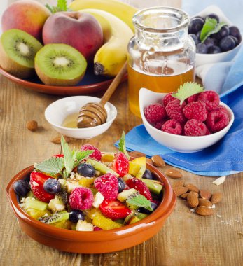sağlıklı ev yapımı meyve salatası