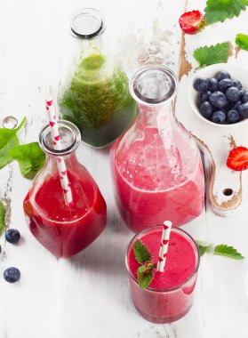 Sağlıklı taze smoothies çilek ile