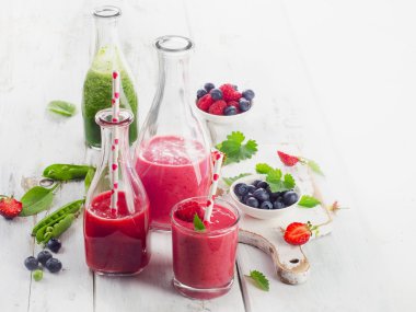 Sağlıklı meyve smoothies cam şişelerde.