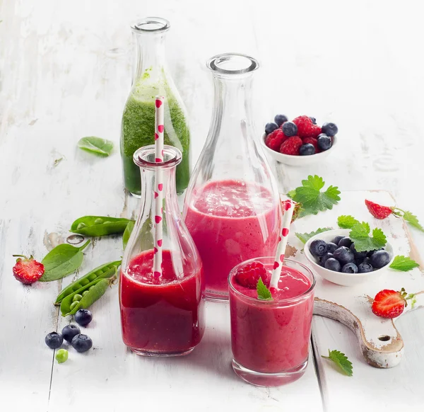 Gezond fruit en plantaardige smoothies — Stockfoto