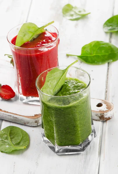 Spinach and strawberry smoothies — Stock Photo, Image