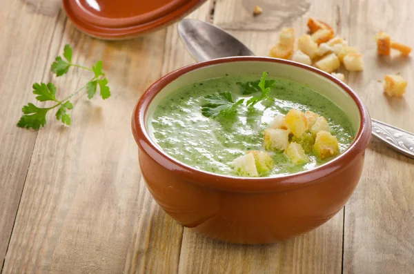 Cremige Gemüsesuppe mit Croutons . — Stockfoto