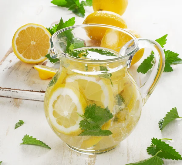 레몬 물과 수 제 민트 — 스톡 사진