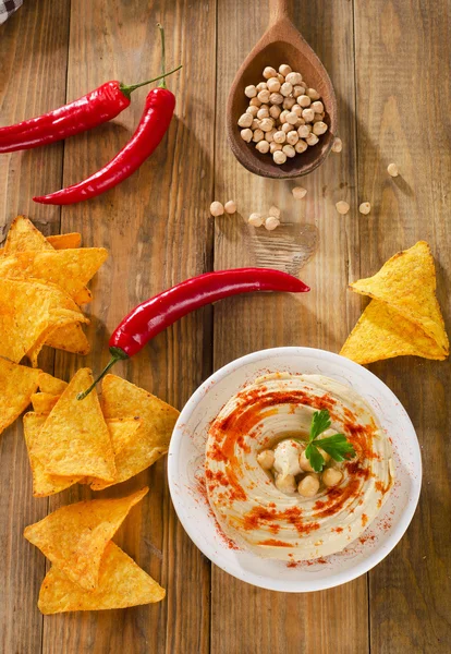 Hummus with nachos and chilli — Stock Photo, Image