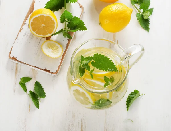 Agua con limón fresco y menta — Foto de Stock