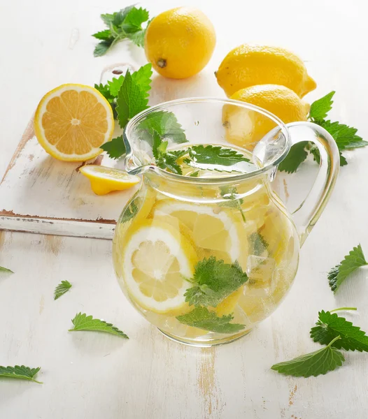 新鮮なレモンとミントで冷たい水 — ストック写真