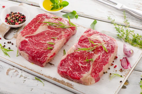 2 つの生の牛肉ステーキ — ストック写真