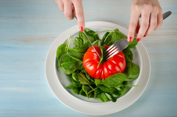 Mujer joven manos con una ensalada verde —  Fotos de Stock