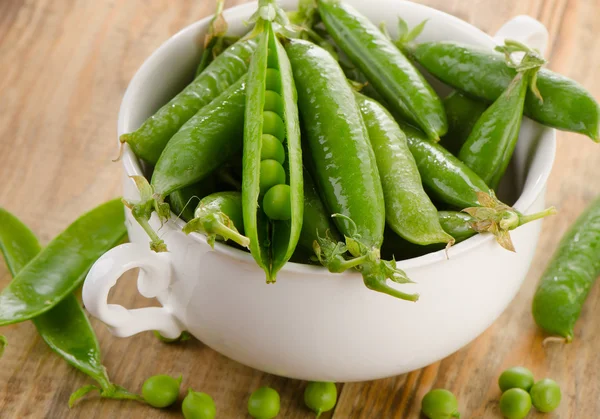 Frische grüne Erbsen — Stockfoto