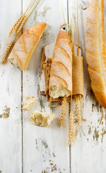 Baguettes franceses sobre mesa de madera . —  Fotos de Stock